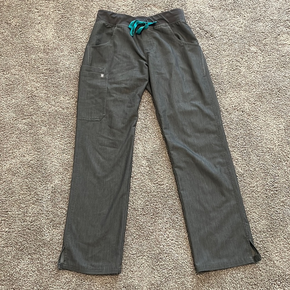 FIGS Kade™ Cargo Scrub Pants in Graphite Grey Gray Size Small